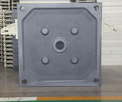 One filter plate with corner feeding design, it has two handles.