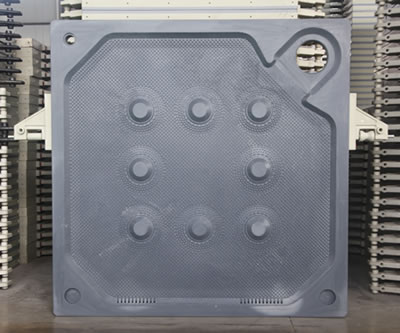 There is one corner feeding filter plate with two handles on its two sides.