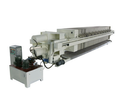 There is one energy efficient filter press on this picture, and it has guiding conveyor installed under the filter plates.
