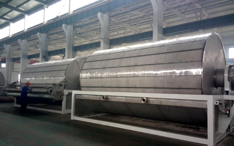 There are two rotary vacuum drum precoat filters in the warehouse, and one operator is monitoring the operation condition.